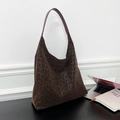 Große dunkelbraune Hobo-Tasche mit Leopardenmuster in Wildlederoptik auf Tisch - Braun