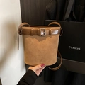 Borsa a secchiello vintage in pelle scamosciata caramello con fibbia in metallo - Marrone