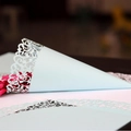 Lichtblauwe lasergesneden kanten bruiloftskegel van luxe parelmoer papier - 120g / Lichtblauw