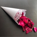 Weißer Konfetti-Kegel aus Spitzenpapier mit getrockneten Rosenblüten für Hochzeiten - Weiß