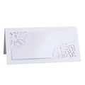 Dettaglio macro del segnaposto per matrimonio bianco tagliato al laser effetto perlato - Bianco
