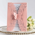 Invitation de mariage découpée au laser rose avec motif de papillon et fleurs - Rose