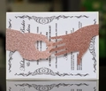 Fascia per inviti di nozze intagliata al laser in oro rosa con silhouette di anelli - Glitter Rosa (HK-245 Glitter)