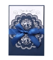 Elegante marineblaue Laserschnitt-Hochzeitseinladung mit weißem Einleger und Schleife - Dunkelblau