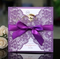 Élégant faire-part de mariage violet découpé au laser avec ruban de satin - Violet foncé