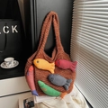Borsa tote in maglia marrone con pesci colorati in peluche per uno stile giocoso - Marrone