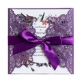 Détail de l'invitation de mariage en dentelle violette découpée au laser avec ruban - Violet foncé