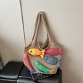 Borsa tote in maglia marrone con decorazioni a pesce 3D colorate e stile giocoso - Cachi