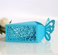 Nahaufnahme der himmelblauen lasergeschnittenen Box mit Rosenmuster und Schmetterling - Himmelblau