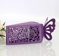Makroaufnahme von lila lasergelösten Rosenmustern auf einer Schmetterling-Geschenkbox - Dunkellila