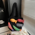 Grande borsa tote nera in pile con toppe a forma di pesce colorati e manici - Nero