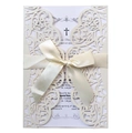 Detail der cremefarbenen Laser-Cut Hochzeitseinladung mit Satinband und elegantem Muster - Elfenbein