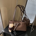 Borsa a spalla marrone scuro opaca in finta pelle con un simpatico orsetto - Caffè con Ciondolo