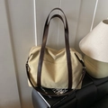 Grande borsa tote in tela beige con manici in pelle marrone su uno sgabello di pelle nera - Cachi
