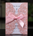 Detail einer rosa Laserschnitt-Hochzeitseinladung mit Einleger und Satin-Schleife - Rosa