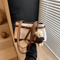 Elegante borsa a spalla in ecopelle bianco crema con ciondolo a orsetto e tracolla - Beige Con Ciondolo