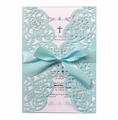 Detailansicht hellblaue Laser-Cut-Einladungskarte mit eleganter Satinbandschleife - Türkisblau