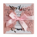 Elegante lasergeschnittene rosa Hochzeitskarte mit Seidenschleife und Blumeneinlage - Rosa
