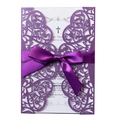 Details der lila lasergeschnittenen Hochzeitseinladung mit weißer Karte und Satinschleife - Dunkelviolett