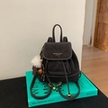 Details eines Vintage-Kordelzug-Rucksacks mit Kontrastnähten und Bären-Anhänger - Mit Anhänger / Ebenholz