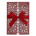 Invito di nozze rosso tagliato al laser con inserto floreale bianco e fiocco in raso - Rosso scuro