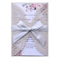 Dettaglio invito matrimonio pizzo laser con fiocco in raso bianco e carta con fiori - Argento