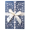 Partecipazione di nozze blu navy intagliata al laser con nastro crema e fiori eleganti - Blu Magico