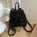 Schwarzer Lederrucksack im Korea-Stil mit Kordelzug, Kontrastnähten und goldenem Logo-Detail - Mit Anhänger / Schwarz