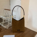 Detailansicht der braunen Wildleder-Hobo-Tasche mit NO FILTER Logo und goldener Hardware - Braun