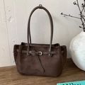 Donkerbruine suède-look tote bag met leren riem en minimalistische vintage stijl - Bruin