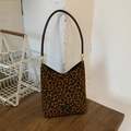 Hobo-Tasche mit Leopardenmuster, Goldbeschlägen und gewebtem No Filter Etikett - Leopardenmuster