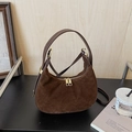 Detailansicht der braunen Wildleder-Hobo-Tasche mit Goldreißverschlüssen und Ledernähten - Braun