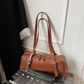 Detalle del bolso boston de cuero marrón con herrajes plateados y doble cremallera - Marrón