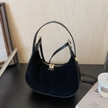Detail der schwarzen Hobo-Tasche aus Wildleder und Leder mit goldenen Beschlägen - Schwarz