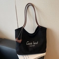Bolso tote negro de gran capacidad en cuero mate con letras bordadas blancas - Negro