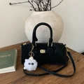 Bolso de hombro retro en ante negro con cierre dorado y un lindo colgante de peluche - Negro (Con Colgante)