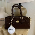 Bolso Boston de ante mate marrón oscuro con cierre dorado y colgante de peluche blanco - Café (Con Colgante)