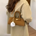 Bolso bandolera caramelo de ante con cierre dorado y colgante de peluche blanco - Marrón (Con Colgante)