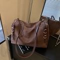 Borsa tote oversize in pelle scamosciata marrone scuro con anelli in metallo dorato - Marrone