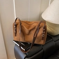 Borsa Boston in pelle scamosciata marrone con texture premium e tracolla regolabile - Marrone