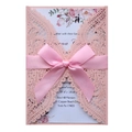 Dettaglio dell'invito di nozze rosa tagliato al laser con pizzo e nastro di raso elegante - Rosa Chiaro 250G