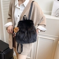 Schicker schwarzer Kunstpelz Rucksack mit Leoparden Bär Anhänger für Herbst und Winter - Schwarz Mit Anhänger