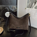 Borsa tote in camoscio marrone scuro con finiture in pelle nera e fibbie dorate - Nero