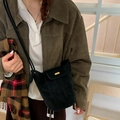 Borsa a secchiello in finta pelle scamosciata nera con fibbia in metallo dorato e tracolla - Nero
