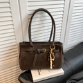 Vintage dunkelbraune Beuteltasche aus Wildlederimitat mit Holzperlen und Schultergurt - Braun
