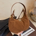 Elegante braune Wildleder-Hobotasche mit goldenen Details in stilvollem urbanem Lifestyle - Braun