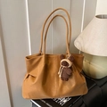 Borsa tote vintage marrone plissettata in ecopelle con ciondolo a forma di orsetto - Marrone con ciondolo
