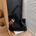 Grande borsa tote nera opaca con tracolle e ciondolo orso marrone a maglia - Nero con ciondolo