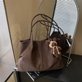 Borsa tote marrone scuro in pelle opaca con cuciture a vista e ciondolo a orsetto - Caffè con Ciondolo