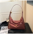 Dettaglio della borsa in pelle scamosciata bordeaux con cinturini e ciondolo - Marrone Rossastro Con Pendente